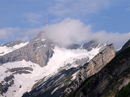 Der SÃ¤ntis um&shy;hÃ¼llt von Wolken   Bilder- & Fotogalerie Bergwandern im Alpstein : Fotos von Wande&shy;rungen im Alp&shy;stein&shy;ge&shy;biet - Der Alp&shy;stein ist mit sei&shy;nen Berg&shy;seen, den sie&shy;ben Seil&shy;bah&shy;nen und dem dich&shy;ten Netz an Wan&shy;der&shy;we&shy;gen ein sehr be&shy;lieb&shy;tes Wan&shy;der&shy;ge&shy;biet. Vie&shy;le Berg&shy;gast&shy;hÃ¤u&shy;ser im Alp&shy;stein la&shy;den den Wan&shy;de&shy;rer zu&shy;dem zur er&shy;hol&shy;sa&shy;men Ein&shy;kehr ein. Bild&shy;titel: Der SÃ¤ntis um&shy;hÃ¼llt von Wolken.  Bil&shy;der & Fo&shy;tos aus Ap&shy;pen&shy;zell, Alp&shy;stein und Ap&shy;pen&shy;zel&shy;ler&shy;land . Copy&shy;right:  Â©&nbspFREDY ZIRN ðŸ‡¨ðŸ‡­ APPEN&shy;ZELLER&shy;LINKS.CH : Alpstein, Alpsteingebiet, Appenzell, Appenzellerland, Bilder, Fotos, Wandern, Wanderung, Wanderweg