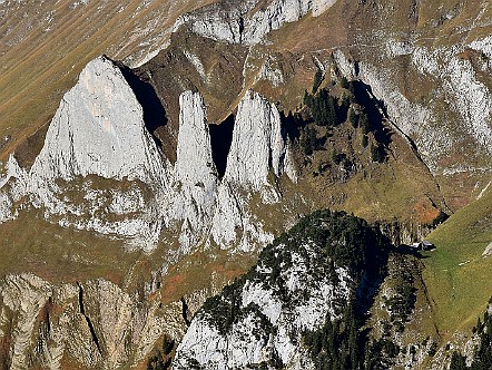 Drei&shy;faltig&shy;keit und Alp Bo&shy;garten im Alp&shy;stein   Bilder- & Fotogalerie Bergwandern im Alpstein : Fotos von Wande&shy;rungen im Alp&shy;stein&shy;ge&shy;biet - Der Alp&shy;stein ist mit sei&shy;nen Berg&shy;seen, den sie&shy;ben Seil&shy;bah&shy;nen und dem dich&shy;ten Netz an Wan&shy;der&shy;we&shy;gen ein sehr be&shy;lieb&shy;tes Wan&shy;der&shy;ge&shy;biet. Vie&shy;le Berg&shy;gast&shy;hÃ¤u&shy;ser im Alp&shy;stein la&shy;den den Wan&shy;de&shy;rer zu&shy;dem zur er&shy;hol&shy;sa&shy;men Ein&shy;kehr ein. Bild&shy;titel: Drei&shy;faltig&shy;keit und Alp Bo&shy;garten im Alp&shy;stein.  Bil&shy;der & Fo&shy;tos aus Ap&shy;pen&shy;zell, Alp&shy;stein und Ap&shy;pen&shy;zel&shy;ler&shy;land . Copy&shy;right:  Â©&nbspFREDY ZIRN ðŸ‡¨ðŸ‡­ APPEN&shy;ZELLER&shy;LINKS.CH : Alpstein, Alpsteingebiet, Appenzell, Appenzellerland, Bilder, Fotos, Wandern, Wanderung, Wanderweg