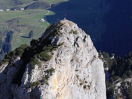 Gipfel der Stau&shy;ber&shy;en&shy;kanzel von den hin&shy;te&shy;ren HÃ¼&shy;ser aus ge&shy;se&shy;hen   Bilder- & Fotogalerie Bergwandern im Alpstein : Fotos von Wande&shy;rungen im Alp&shy;stein&shy;ge&shy;biet - Der Alp&shy;stein ist mit sei&shy;nen Berg&shy;seen, den sie&shy;ben Seil&shy;bah&shy;nen und dem dich&shy;ten Netz an Wan&shy;der&shy;we&shy;gen ein sehr be&shy;lieb&shy;tes Wan&shy;der&shy;ge&shy;biet. Vie&shy;le Berg&shy;gast&shy;hÃ¤u&shy;ser im Alp&shy;stein la&shy;den den Wan&shy;de&shy;rer zu&shy;dem zur er&shy;hol&shy;sa&shy;men Ein&shy;kehr ein. Bild&shy;titel: Gipfel der Stau&shy;ber&shy;en&shy;kanzel von den hin&shy;te&shy;ren HÃ¼&shy;ser aus ge&shy;se&shy;hen.  Bil&shy;der & Fo&shy;tos aus Ap&shy;pen&shy;zell, Alp&shy;stein und Ap&shy;pen&shy;zel&shy;ler&shy;land . Copy&shy;right:  Â©&nbspFREDY ZIRN ðŸ‡¨ðŸ‡­ APPEN&shy;ZELLER&shy;LINKS.CH : Alpstein, Alpsteingebiet, Appenzell, Appenzellerland, Bilder, Fotos, Wandern, Wanderung, Wanderweg, Bergwanderung