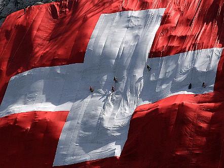 Groesste Schweizer Fahne der Welt am Saentis.jpg
