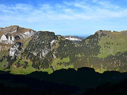 Schat&shy;ten der HÃ¼ser an den Flan&shy;ken von Gabel&shy;schutz und ChÃ¼e&shy;boden   Bilder- & Fotogalerie Bergwandern im Alpstein : Fotos von Wande&shy;rungen im Alp&shy;stein&shy;ge&shy;biet - Der Alp&shy;stein ist mit sei&shy;nen Berg&shy;seen, den sie&shy;ben Seil&shy;bah&shy;nen und dem dich&shy;ten Netz an Wan&shy;der&shy;we&shy;gen ein sehr be&shy;lieb&shy;tes Wan&shy;der&shy;ge&shy;biet. Vie&shy;le Berg&shy;gast&shy;hÃ¤u&shy;ser im Alp&shy;stein la&shy;den den Wan&shy;de&shy;rer zu&shy;dem zur er&shy;hol&shy;sa&shy;men Ein&shy;kehr ein. Bild&shy;titel: Schat&shy;ten der HÃ¼ser an den Flan&shy;ken von Gabel&shy;schutz und ChÃ¼e&shy;boden.  Bil&shy;der & Fo&shy;tos aus Ap&shy;pen&shy;zell, Alp&shy;stein und Ap&shy;pen&shy;zel&shy;ler&shy;land . Copy&shy;right:  Â©&nbspFREDY ZIRN ðŸ‡¨ðŸ‡­ APPEN&shy;ZELLER&shy;LINKS.CH : Alpstein, Alpsteingebiet, Appenzell, Appenzellerland, Bilder, Fotos, Wandern, Wanderung, Wanderweg