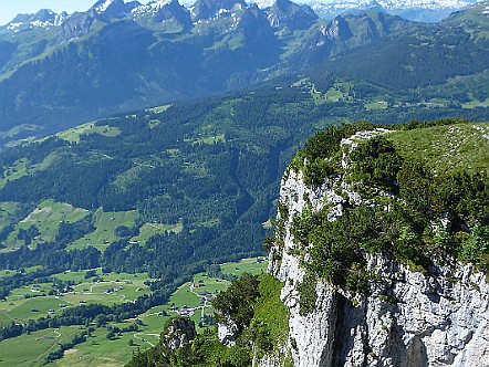 SchÃ¶&shy;ner Aus&shy;blick vom Wild&shy;hau&shy;ser Gul&shy;men   Bilder- & Fotogalerie Bergwandern im Alpstein : Fotos von Wande&shy;rungen im Alp&shy;stein&shy;ge&shy;biet - Der Alp&shy;stein ist mit sei&shy;nen Berg&shy;seen, den sie&shy;ben Seil&shy;bah&shy;nen und dem dich&shy;ten Netz an Wan&shy;der&shy;we&shy;gen ein sehr be&shy;lieb&shy;tes Wan&shy;der&shy;ge&shy;biet. Vie&shy;le Berg&shy;gast&shy;hÃ¤u&shy;ser im Alp&shy;stein la&shy;den den Wan&shy;de&shy;rer zu&shy;dem zur er&shy;hol&shy;sa&shy;men Ein&shy;kehr ein. Bild&shy;titel: SchÃ¶&shy;ner Aus&shy;blick vom Wild&shy;hau&shy;ser Gul&shy;men.  Bil&shy;der & Fo&shy;tos aus Ap&shy;pen&shy;zell, Alp&shy;stein und Ap&shy;pen&shy;zel&shy;ler&shy;land . Copy&shy;right:  Â©&nbspFREDY ZIRN ðŸ‡¨ðŸ‡­ APPEN&shy;ZELLER&shy;LINKS.CH : Alpstein, Alpsteingebiet, Appenzell, Appenzellerland, Bilder, Fotos, Wandern, Wanderung, Wanderweg, Bergwanderung