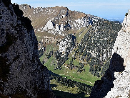 Tiefblick im Aufstieg zum Huesersattel im Alpstein.JPG
