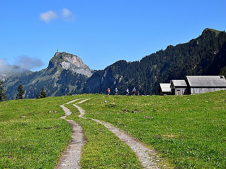 Wanderer bei der Alp Rainhuetten.JPG