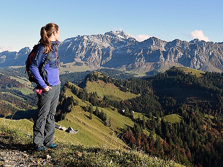 Wanderin beim Genuss der Aussicht von der Hochalp auf den Alpstein.JPG