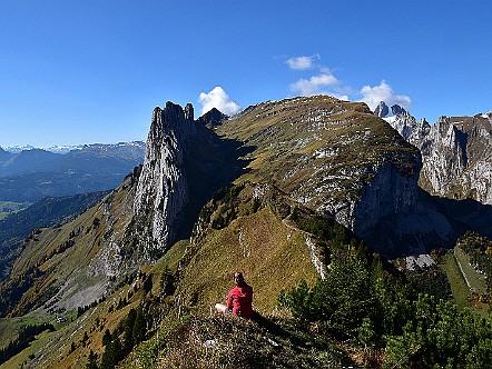 Wan&shy;de&shy;rin mit Aus&shy;blick auf die Kreuz&shy;berge im Alp&shy;stein   Bilder- & Fotogalerie Bergwandern im Alpstein : Fotos von Wande&shy;rungen im Alp&shy;stein&shy;ge&shy;biet - Der Alp&shy;stein ist mit sei&shy;nen Berg&shy;seen, den sie&shy;ben Seil&shy;bah&shy;nen und dem dich&shy;ten Netz an Wan&shy;der&shy;we&shy;gen ein sehr be&shy;lieb&shy;tes Wan&shy;der&shy;ge&shy;biet. Vie&shy;le Berg&shy;gast&shy;hÃ¤u&shy;ser im Alp&shy;stein la&shy;den den Wan&shy;de&shy;rer zu&shy;dem zur er&shy;hol&shy;sa&shy;men Ein&shy;kehr ein. Bild&shy;titel: Wan&shy;de&shy;rin mit Aus&shy;blick auf die Kreuz&shy;berge im Alp&shy;stein.  Bil&shy;der & Fo&shy;tos aus Ap&shy;pen&shy;zell, Alp&shy;stein und Ap&shy;pen&shy;zel&shy;ler&shy;land . Copy&shy;right:  Â©&nbspFREDY ZIRN ðŸ‡¨ðŸ‡­ APPEN&shy;ZELLER&shy;LINKS.CH : Alpstein, Alpsteingebiet, Appenzell, Appenzellerland, Bilder, Fotos, Wandern, Wanderung, Wanderweg, Bergwanderung