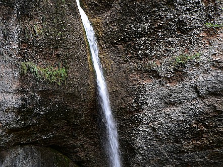 Wasserfall ueber dem Ofenloch-Wanderweg.jpg