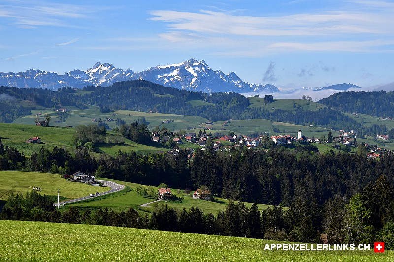 Blick auf Wald AR und den Alpstein Blick auf Wald AR und den Alp­stein