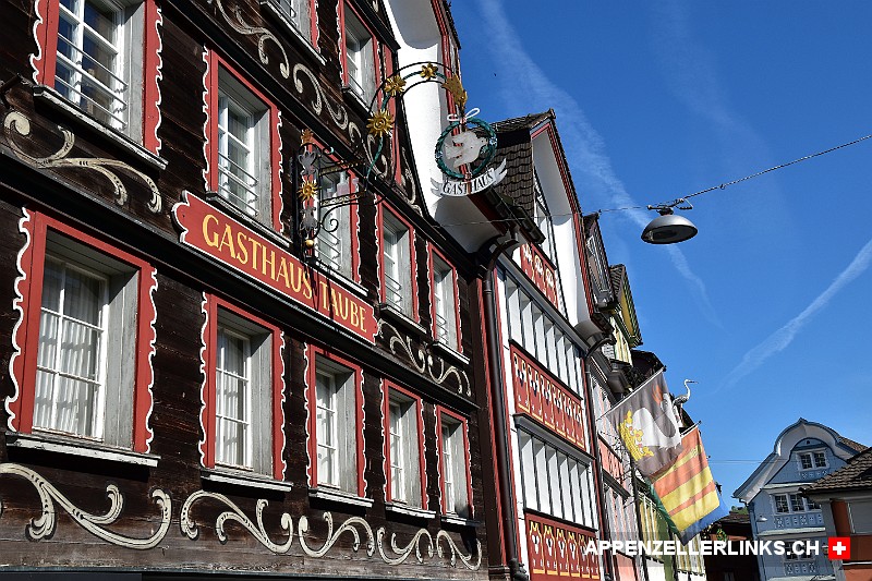 Bunt verzierte und bemalte Hausfassaden in Appenzell