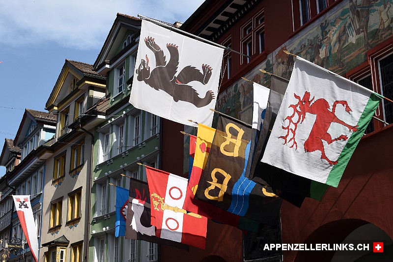 Mit Fahnen geschmuecktes Rathaus in Appenzell