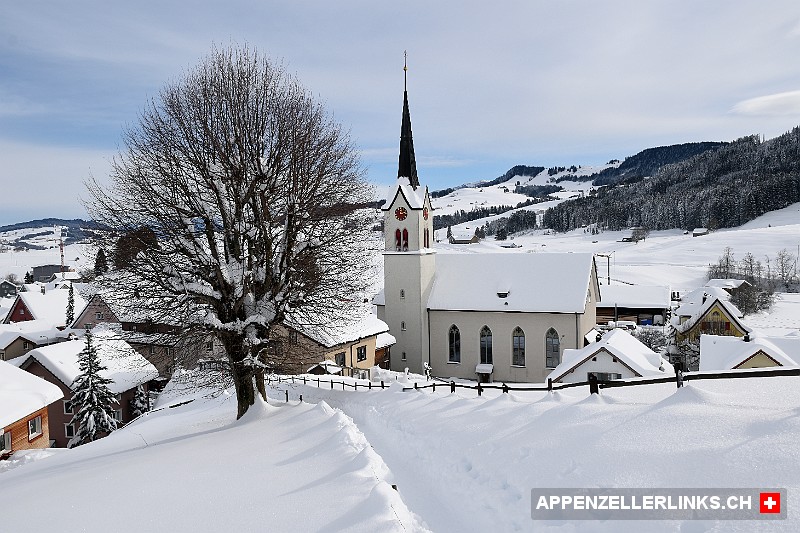 Winterlicher Blick auf die katholische Kirche von Gonten