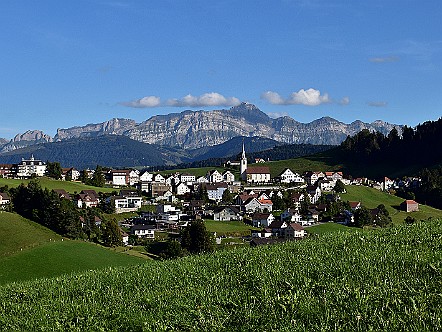 Blick in Richtung Schwellbrunn und den Alpstein.JPG