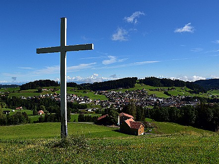 Blick vom Kreuz bei Hinterholzeren auf Oberegg.JPG