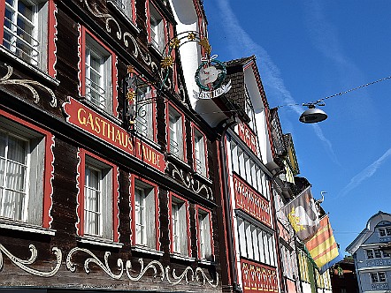 Bunt verzierte und bemalte Hausfassaden in Appenzell.JPG