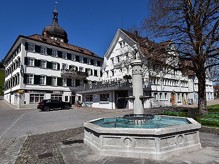 Dorfbrunnen im Zentrum von Gais.JPG