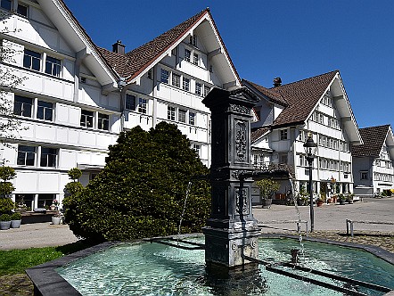 Schmucker Dorfbrunnen in Stein AR.JPG