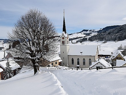 Winterlicher Blick auf die katholische Kirche von Gonten.JPG