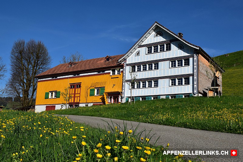 Appenzeller Bauernhaus in typisch traditionellen Farben