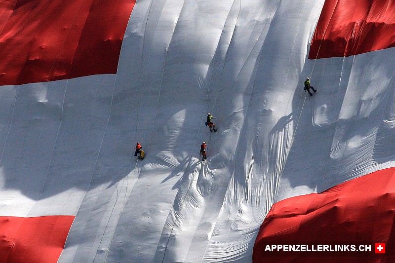 Nationalfeiertag auf der Schwaegalp mit groesster Schweizer Fahne der Welt