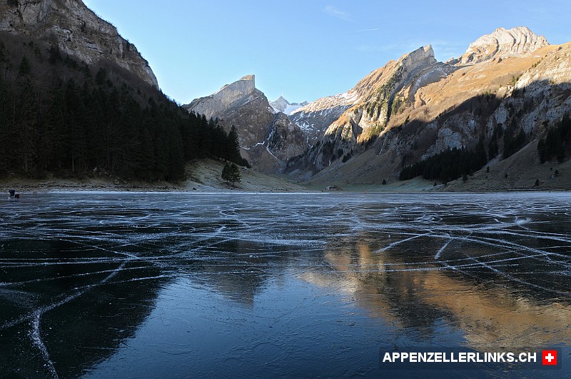 Schwarzes Eis auf dem gefrorenen Seealpsee im Alpstein