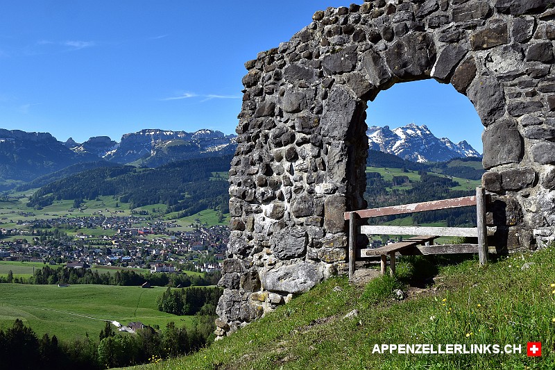 Torbogen der Ruine Burg Clanx oberhalb von Appenzell