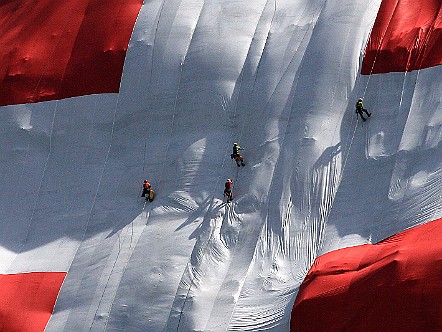 Nationalfeiertag auf der Schwaegalp mit groesster Schweizer Fahne der Welt.jpg