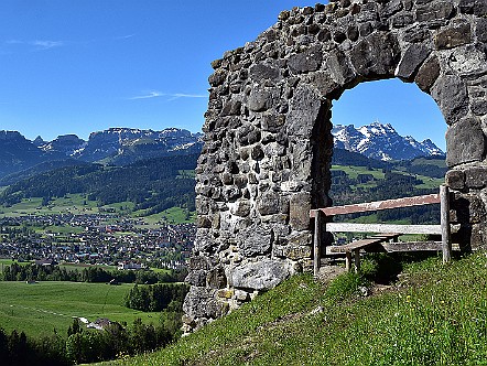 Torbogen der Ruine Burg Clanx oberhalb von Appenzell.JPG