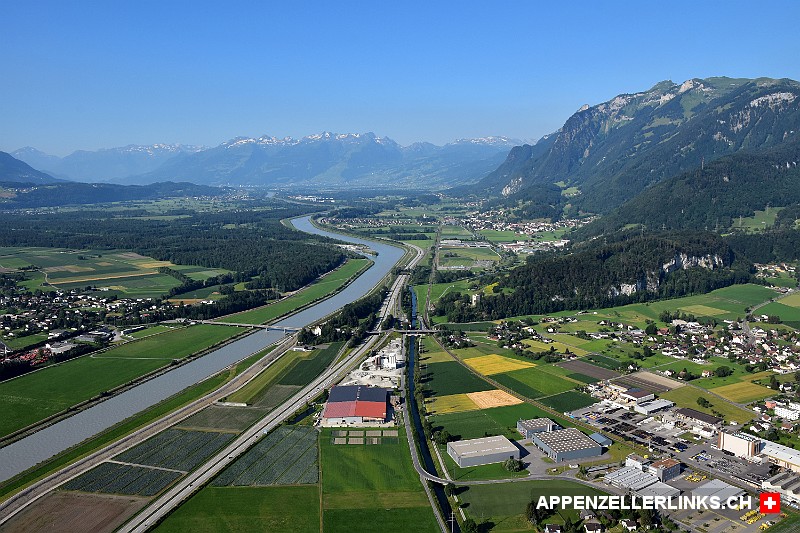 Blick auf die Rheintalautobahn und den Alpenrhein