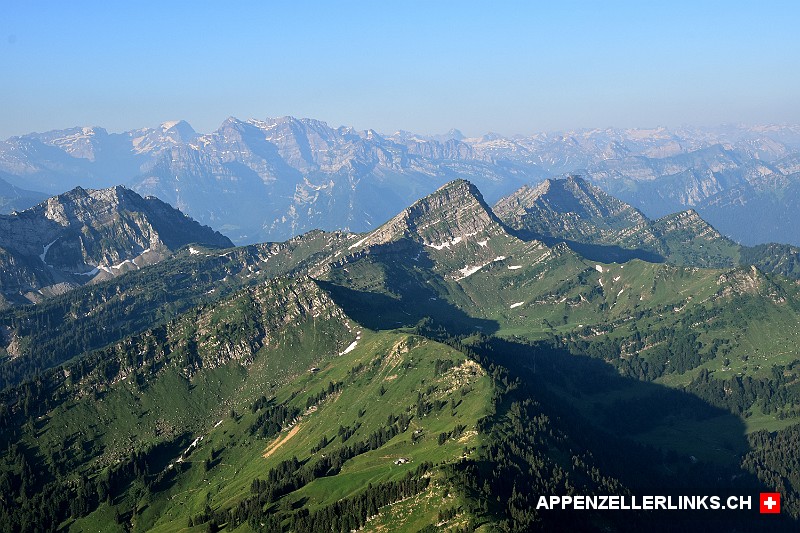 Der Speer mit den Schweizer Alpen im Hintergrund