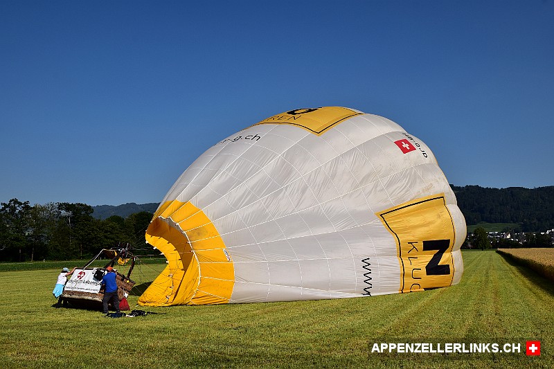Heissluftballon nach der Landung auf einem Feld in Widnau SG