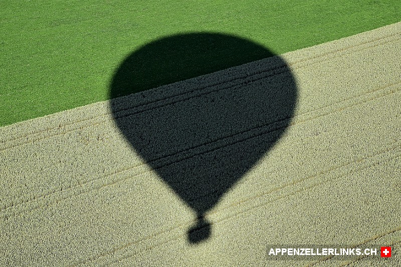 Schatten unseres Heissluftballons auf den Anbaufeldern