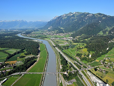 Aussicht vom Heissluftballon auf den Alpenrhein.JPG