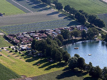 Blick auf den Campingplatz Baggersee bei Kriessern.JPG