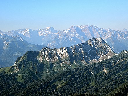 Blick auf den Mattstock (Mattstogg) und die Glarner Alpen.JPG