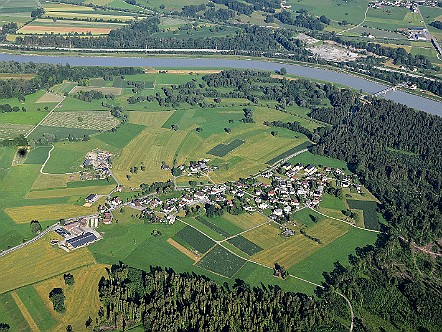Blick auf den Weiler Bangs im Vorarlberger Rheintal.JPG