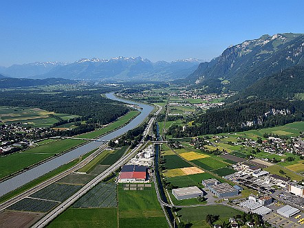 Blick auf die Rheintalautobahn und den Alpenrhein.JPG