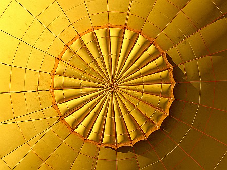 Blick hinauf in den Heissluftballon.JPG