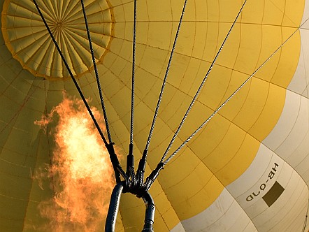 Der Luftballon wird weiter eingeheizt   Bilder- & Fotogalerie Ballonfahrt SÃ¤ntis : Luft&shy;bild-Fotos aus dem Heiss&shy;luft&shy;ballon Ã¼ber Alp&shy;stein und Rhein&shy;tal - Ge&shy;star&shy;tet in Kalt&shy;brunn schweb&shy;te der Heiss&shy;luft&shy;bal&shy;lon der Son&shy;ne und dem SÃ¤n&shy;tis ent&shy;ge&shy;gen. Wei&shy;ter ging die Bal&shy;lon&shy;fahrt mit schÃ¶&shy;nen Aus&shy;bli&shy;cken Ã¼ber das Ap&shy;pen&shy;zel&shy;ler&shy;land und den Alp&shy;stein das Rhein&shy;tal hi&shy;nab. Bild&shy;titel: Der Luftballon wird weiter eingeheizt.  Bil&shy;der & Fo&shy;tos aus Ap&shy;pen&shy;zell, Alp&shy;stein und Ap&shy;pen&shy;zel&shy;ler&shy;land . Copy&shy;right:  Â©&nbspFREDY ZIRN ðŸ‡¨ðŸ‡­ APPEN&shy;ZELLER&shy;LINKS.CH : Alpstein, Appenzell, Appenzellerland, Ballonfahrt, Bilder, Fotos, Heissluftballon, Rheintal, SÃ¤ntis