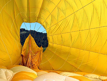 GeÃ¶ffneter Parachute zur schnelleren Entweichung der Warmluft   Bilder- & Fotogalerie Ballonfahrt SÃ¤ntis | Alpstein : Luft&shy;bild-Fotos aus dem Heiss&shy;luft&shy;ballon Ã¼ber Alp&shy;stein und Rhein&shy;tal. Ge&shy;star&shy;tet in Kalt&shy;brunn schweb&shy;te der Heiss&shy;luft&shy;bal&shy;lon der Son&shy;ne und dem SÃ¤n&shy;tis ent&shy;ge&shy;gen. Wei&shy;ter ging die Bal&shy;lon&shy;fahrt mit schÃ¶&shy;nen Aus&shy;bli&shy;cken Ã¼ber das Ap&shy;pen&shy;zel&shy;ler&shy;land und den Alp&shy;stein das Rhein&shy;tal hi&shy;nab. Bild&shy;titel: GeÃ¶ffneter Parachute zur schnelleren Entweichung der Warmluft.  Bil&shy;der & Fo&shy;tos aus Ap&shy;pen&shy;zell, Alp&shy;stein und Ap&shy;pen&shy;zel&shy;ler&shy;land . Copy&shy;right:  Â©&nbspFREDY ZIRN ðŸ‡¨ðŸ‡­ APPEN&shy;ZELLER&shy;LINKS.CH : Alpstein, Appenzell, Appenzellerland, Ballonfahrt, Bilder, Fotos, Heissluftballon, Rheintal, SÃ¤ntis