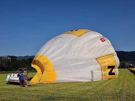 Heissluftballon nach der Landung auf einem Feld in Widnau SG.JPG
