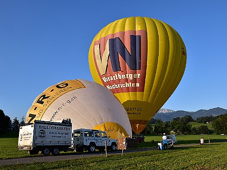 Heissluftballone kurz vor dem Start zu einer Saentisfahrt.JPG