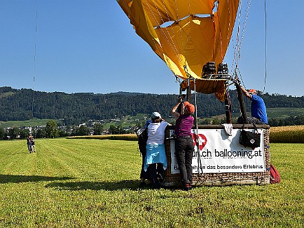 Mithilfe der Ballon-Passagiere nach der Landung.JPG