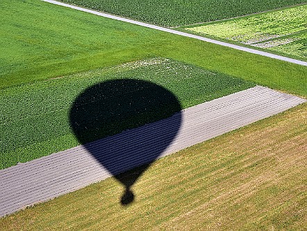 Schatten unseres Ballons waehrend der Landephase.JPG