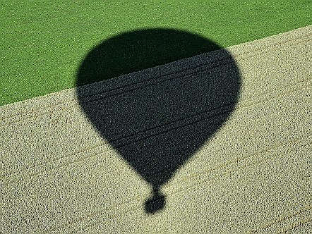 Schatten unseres Heissluftballons auf den Anbaufeldern.JPG