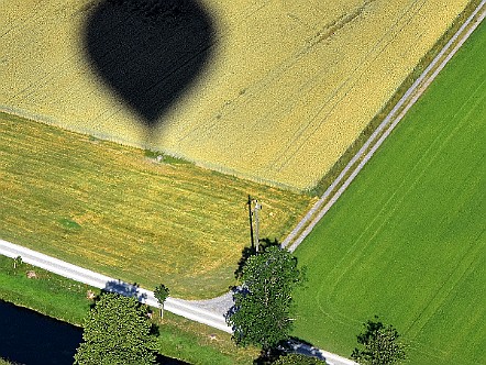 Schatten unseres Heissluftballons auf den Saatfeldern.JPG