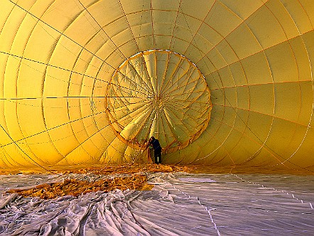 Vorbereitungsarbeiten durch den Ballonpiloten.JPG