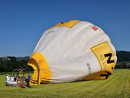 Zusammenfallende Ballonhuelle nach erfolgreicher Landung.JPG