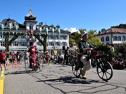 Historische Laufraeder und Fahrraeder am Biedermeierfest in Heiden.JPG