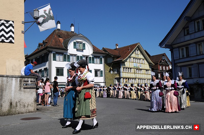 Eindrueckliche Fronleichnamsprozession in Appenzell