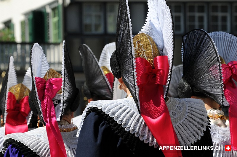 Frauen mit Flügelhauben an Fronleichnam in Appenzell